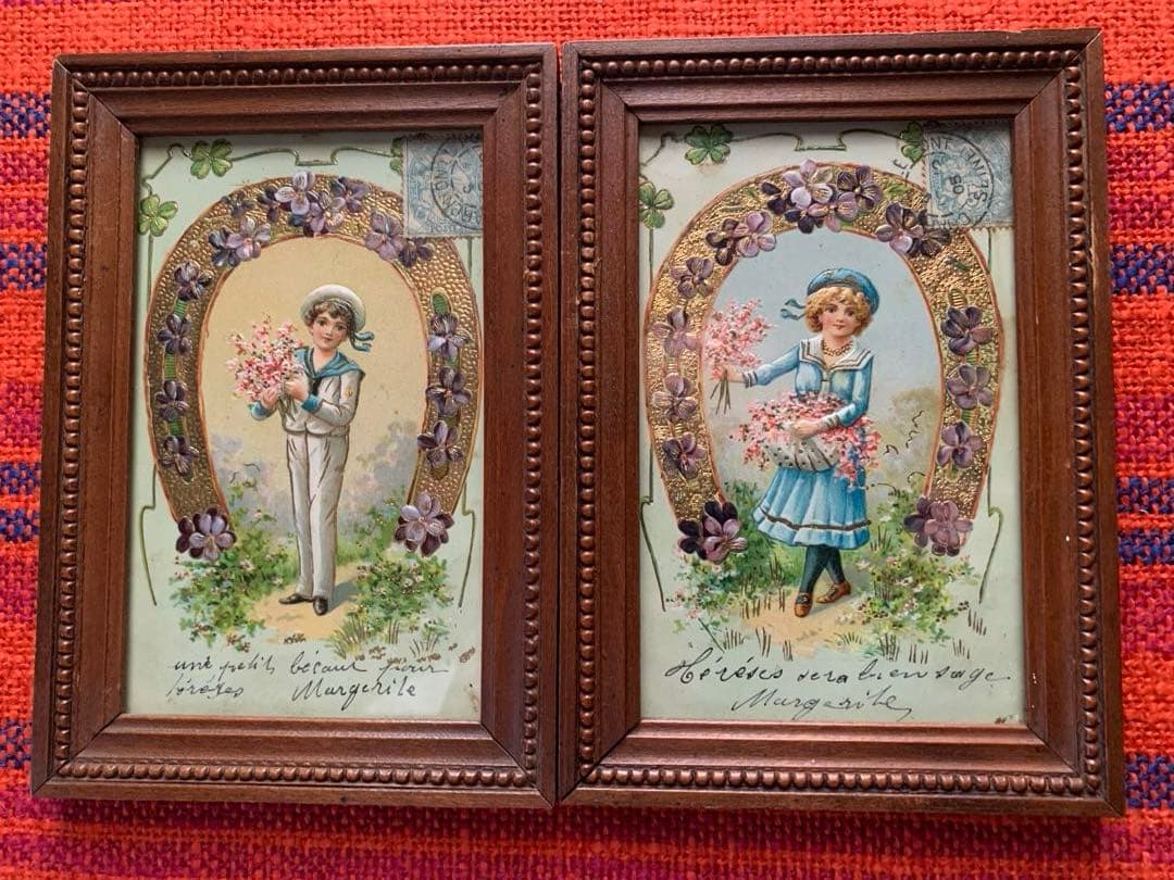 フランスアンティーク　エンボスされた絵葉書が入ったペアの小さな可愛過ぎる額！