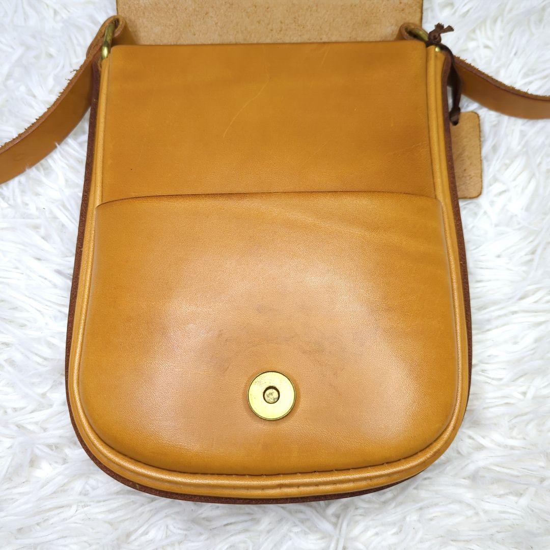 美品✨ヘルツ ショルダーバッグ レザー ライトブラウン ロゴ型押し ゴールド金具