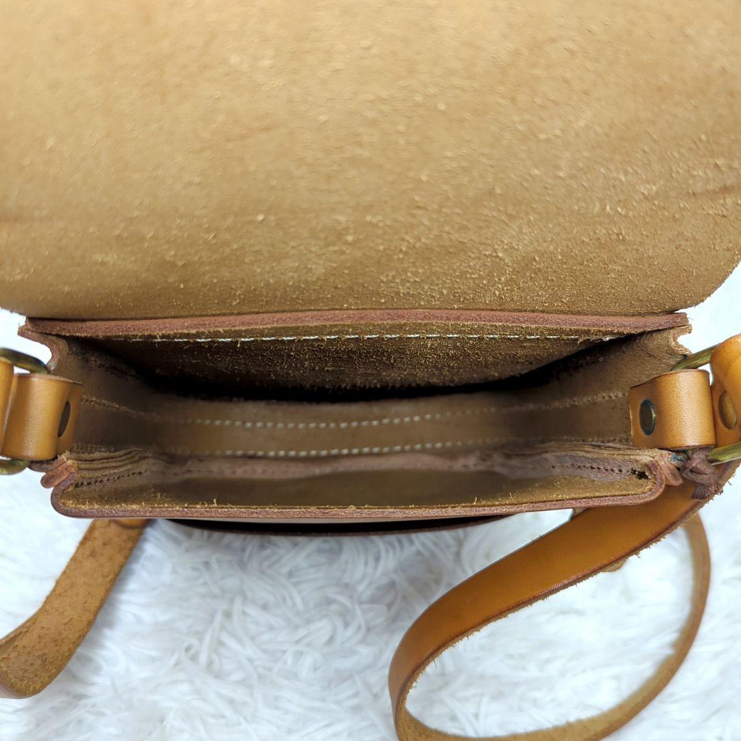 美品✨ヘルツ ショルダーバッグ レザー ライトブラウン ロゴ型押し ゴールド金具