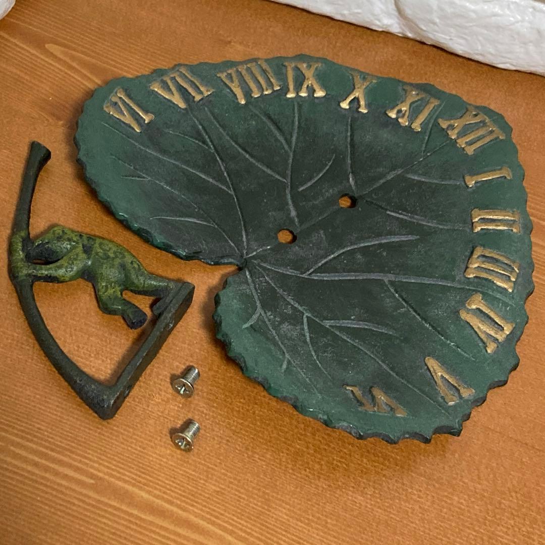 葉っぱにカエル　日時計