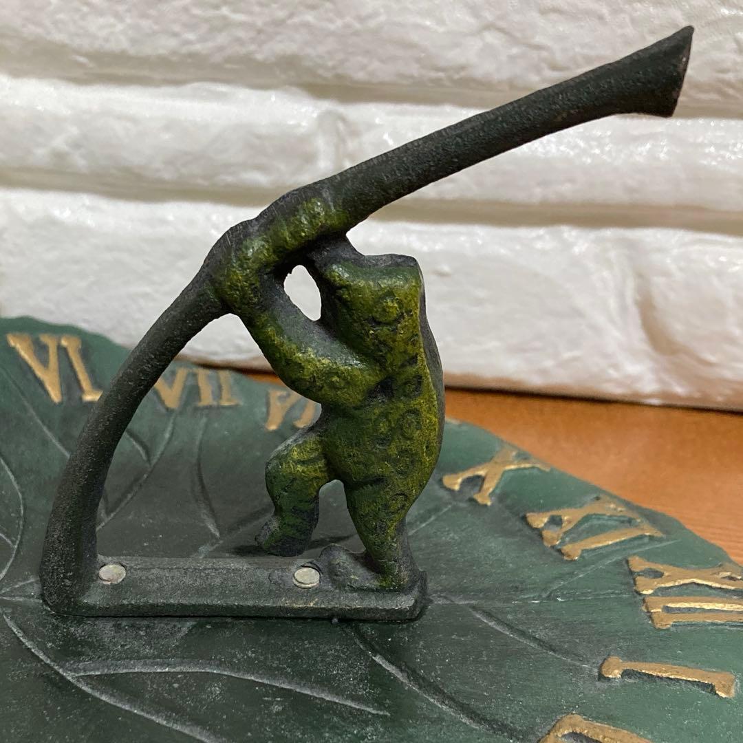 葉っぱにカエル　日時計