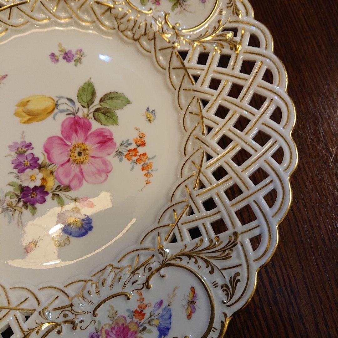 マイセン24㎝花束と昆虫の手描きが美しい金彩透かし皿・アンテイク・ボタン双剣