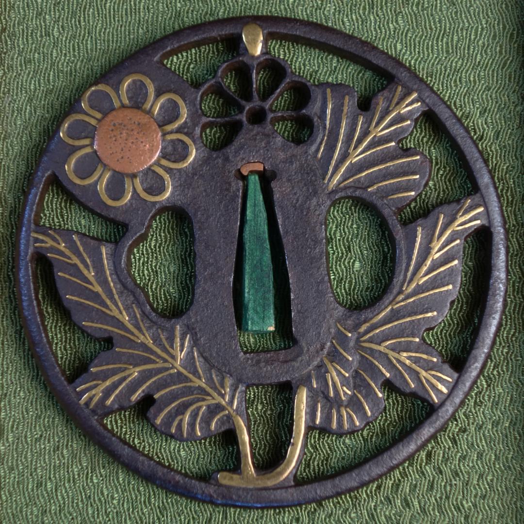 鍔 鐔 鉄地 象嵌 刀装具 日本刀 武具 骨董【真鍮象嵌 枝菊透鍔】(鍔箱付き)