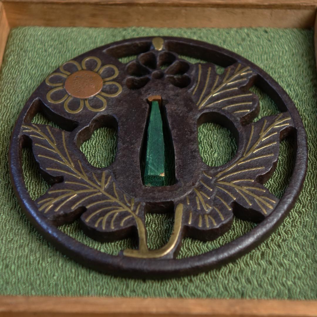 鍔 鐔 鉄地 象嵌 刀装具 日本刀 武具 骨董【真鍮象嵌 枝菊透鍔】(鍔箱付き)