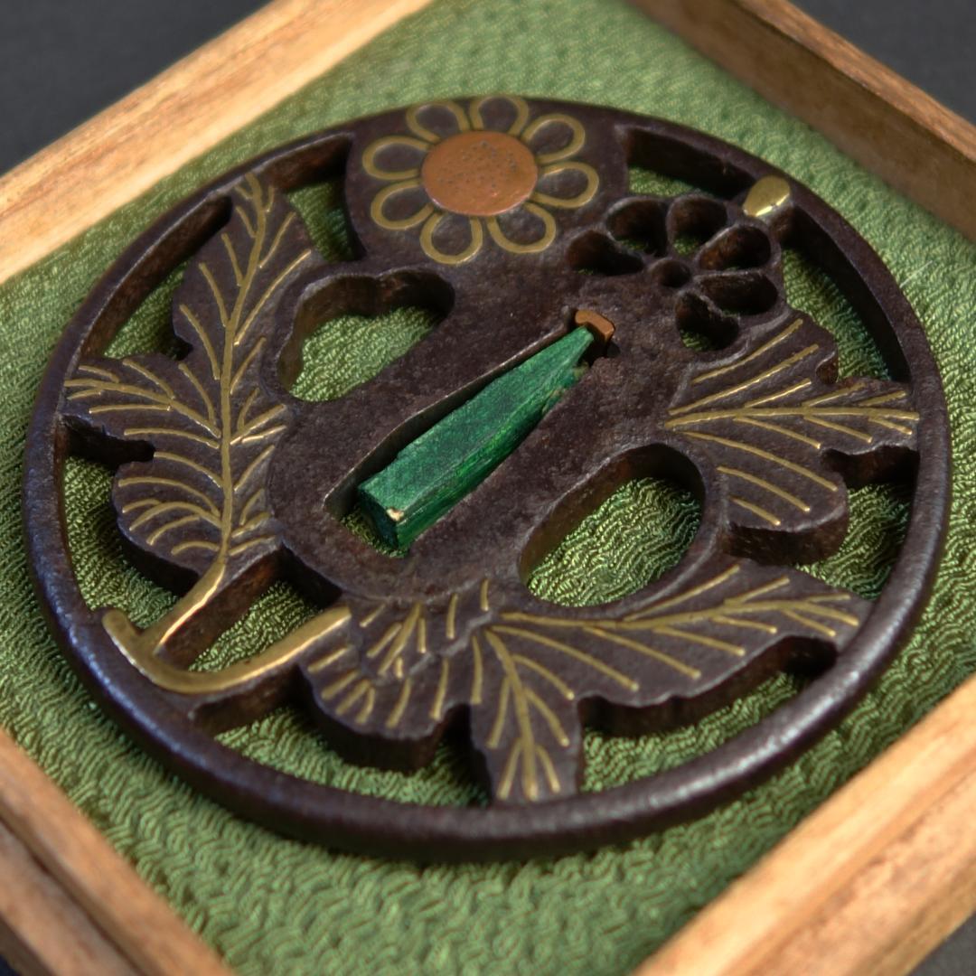 鍔 鐔 鉄地 象嵌 刀装具 日本刀 武具 骨董【真鍮象嵌 枝菊透鍔】(鍔箱付き)