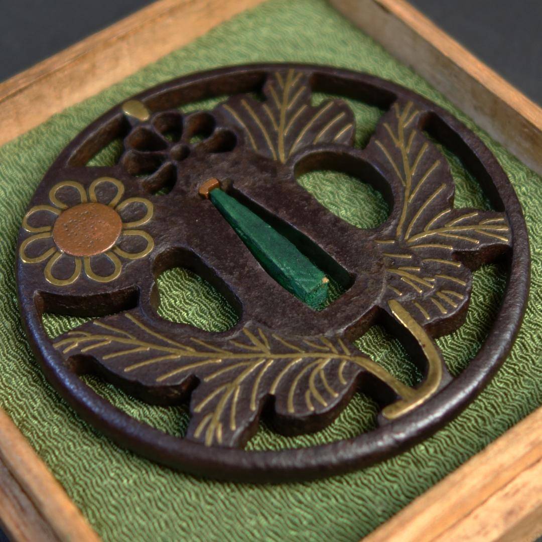 鍔 鐔 鉄地 象嵌 刀装具 日本刀 武具 骨董【真鍮象嵌 枝菊透鍔】(鍔箱付き)