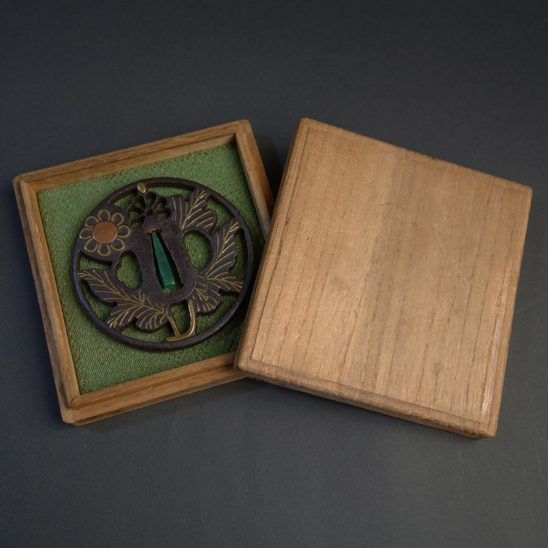 鍔 鐔 鉄地 象嵌 刀装具 日本刀 武具 骨董【真鍮象嵌 枝菊透鍔】(鍔箱付き)