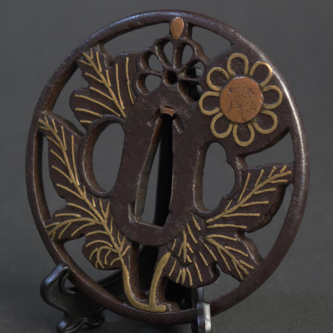 鍔 鐔 鉄地 象嵌 刀装具 日本刀 武具 骨董【真鍮象嵌 枝菊透鍔】(鍔箱付き)