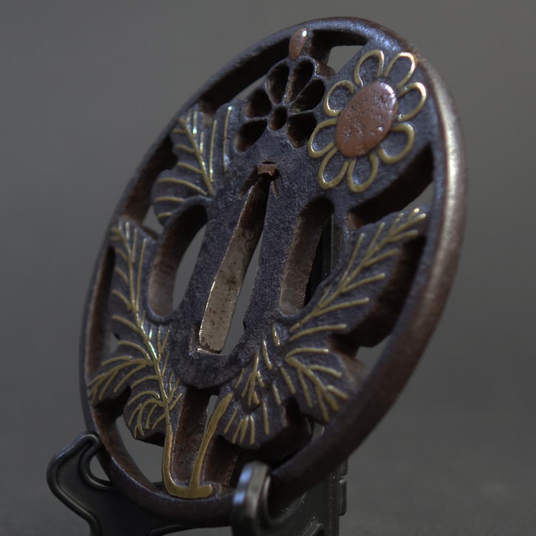 鍔 鐔 鉄地 象嵌 刀装具 日本刀 武具 骨董【真鍮象嵌 枝菊透鍔】(鍔箱付き)