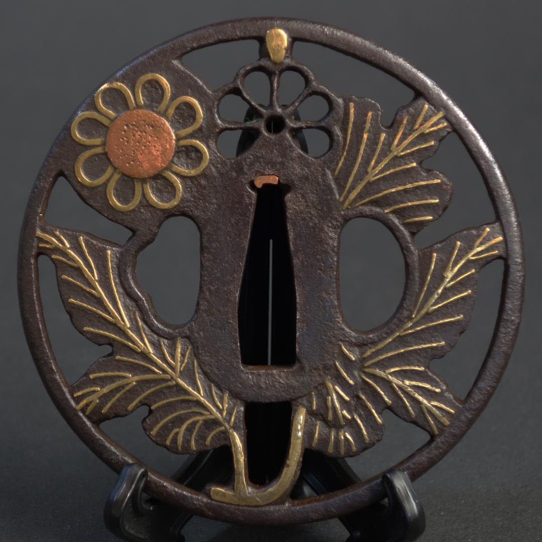 鍔 鐔 鉄地 象嵌 刀装具 日本刀 武具 骨董【真鍮象嵌 枝菊透鍔】(鍔箱付き)