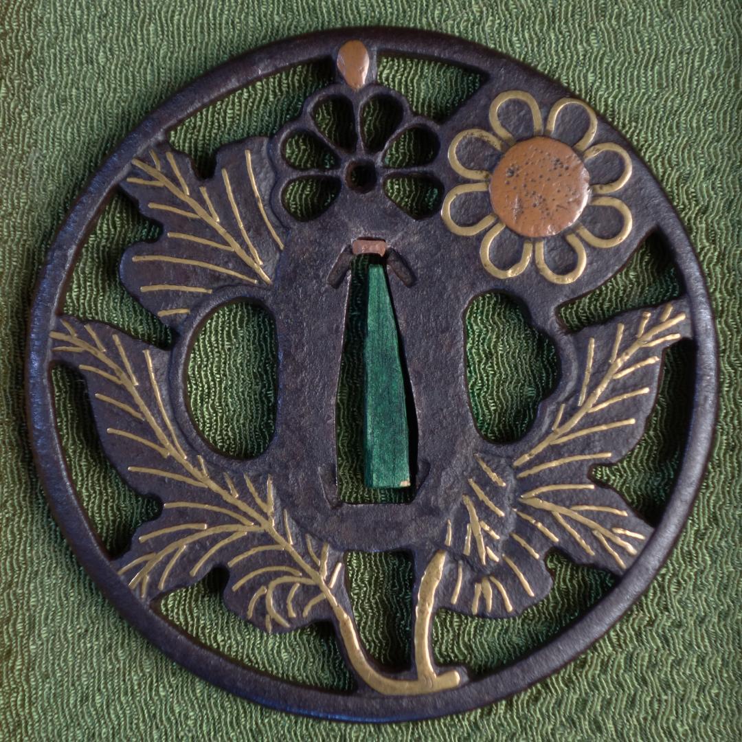 鍔 鐔 鉄地 象嵌 刀装具 日本刀 武具 骨董【真鍮象嵌 枝菊透鍔】(鍔箱付き)