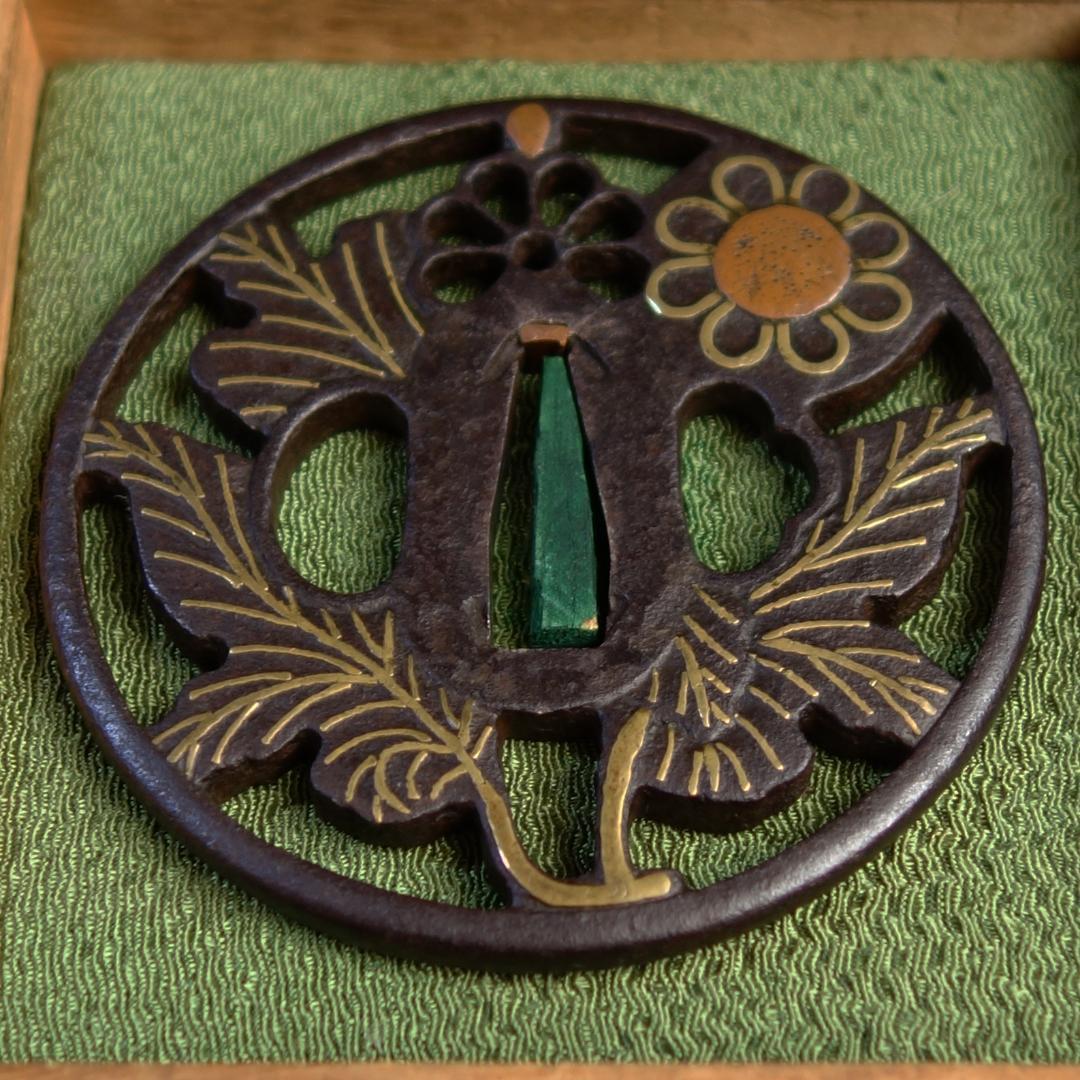 鍔 鐔 鉄地 象嵌 刀装具 日本刀 武具 骨董【真鍮象嵌 枝菊透鍔】(鍔箱付き)