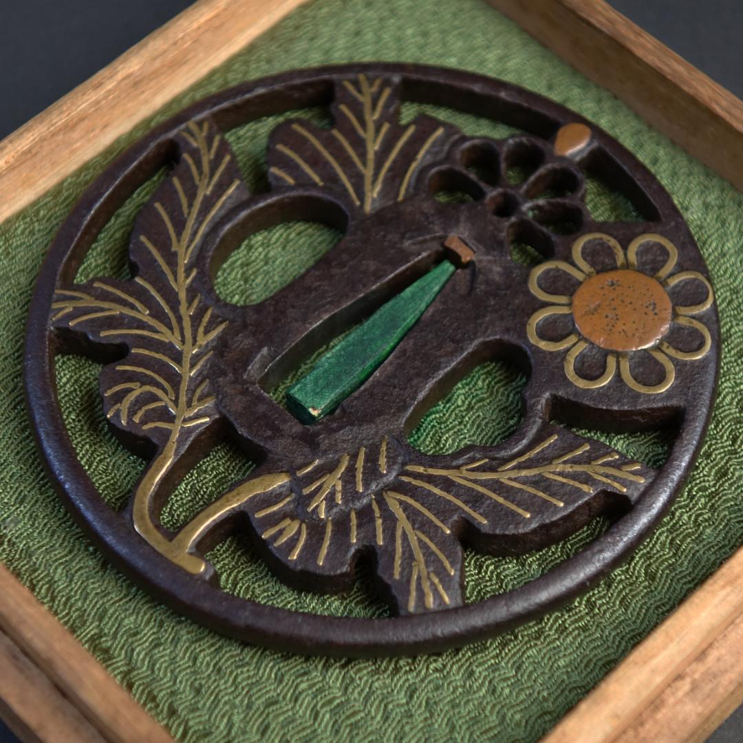 鍔 鐔 鉄地 象嵌 刀装具 日本刀 武具 骨董【真鍮象嵌 枝菊透鍔】(鍔箱付き)