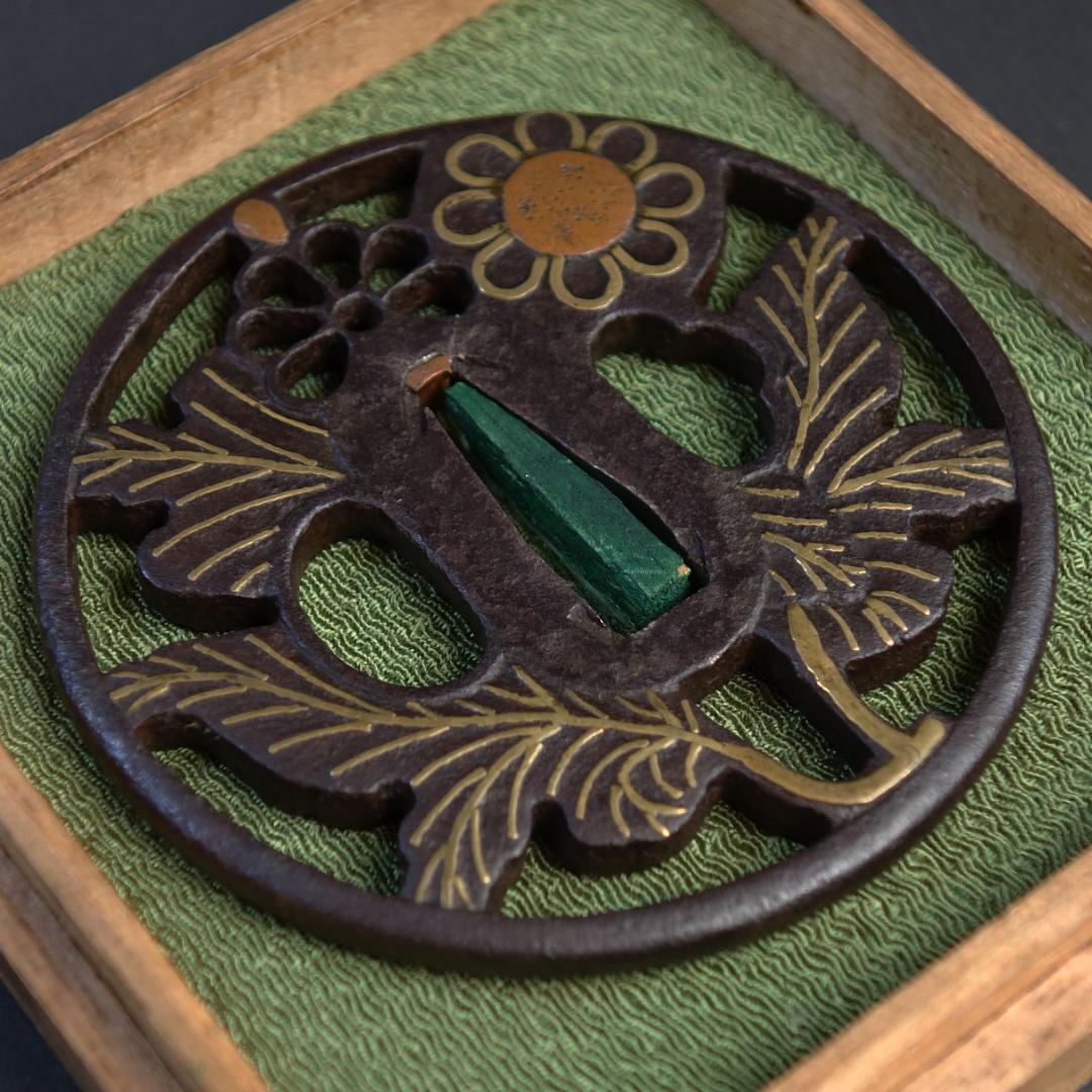 鍔 鐔 鉄地 象嵌 刀装具 日本刀 武具 骨董【真鍮象嵌 枝菊透鍔】(鍔箱付き)