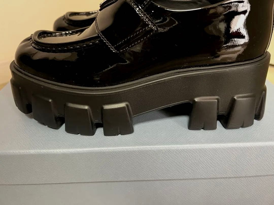 未使用に近い　PRADA ローファー