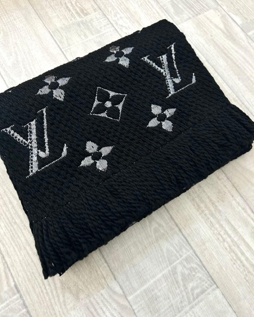 LOUIS VUITTON ブラック マフラー