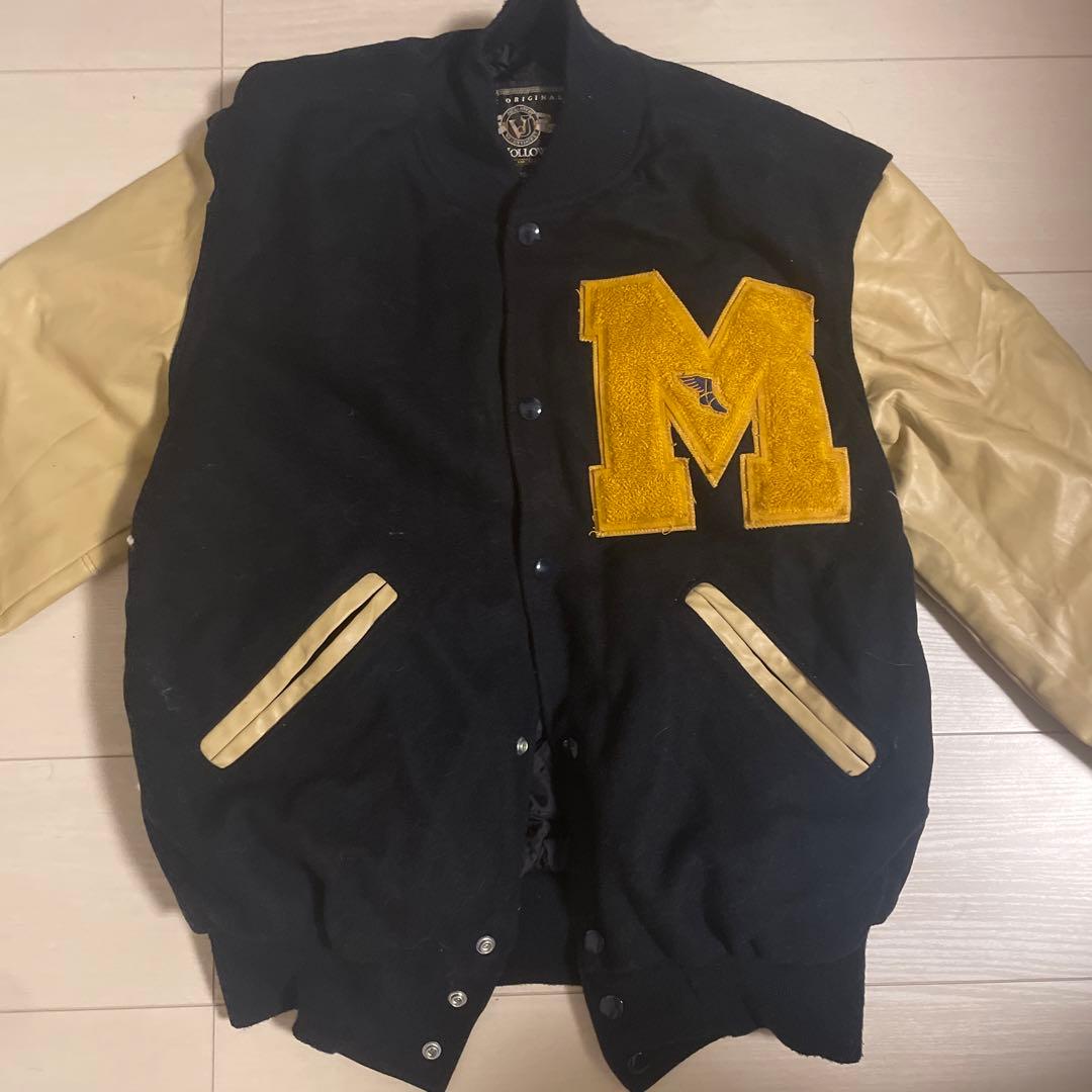 スタジャン Mの刺繍ロゴ 黒とベージュ