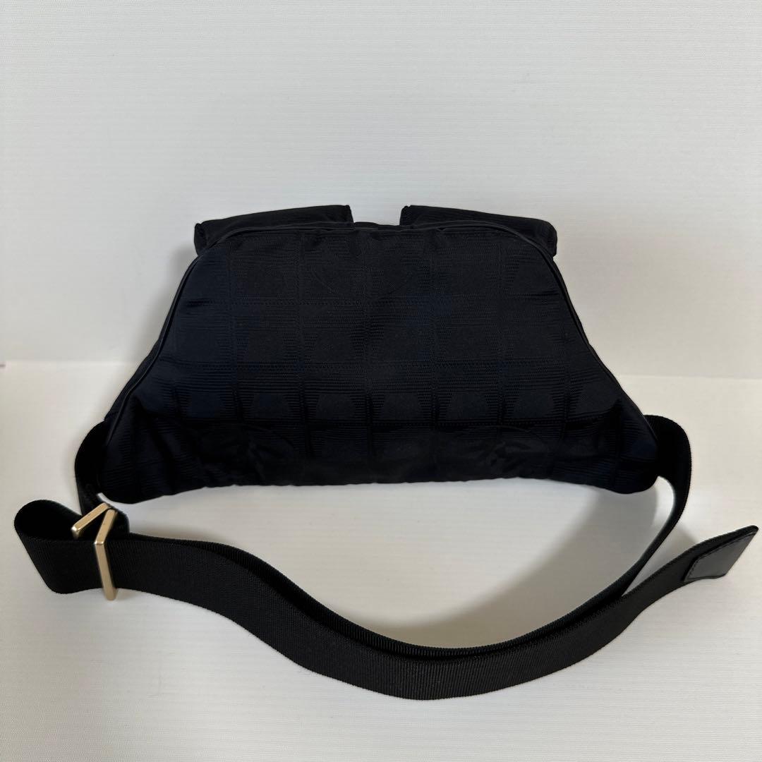 USEDシャネル ニュートラベルライン ボディバッグ ブラック ゴールド