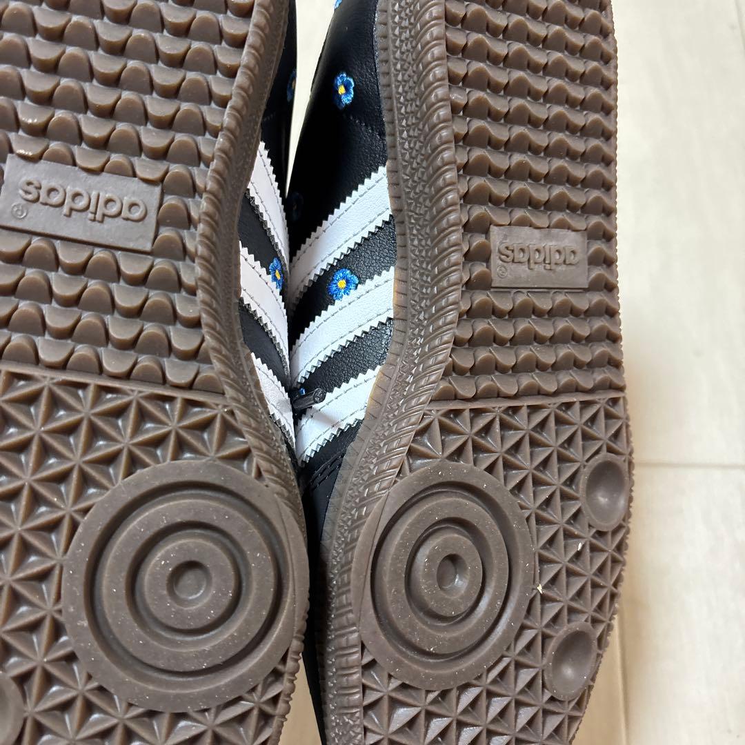 adidas ブラック スニーカー 花柄刺繍