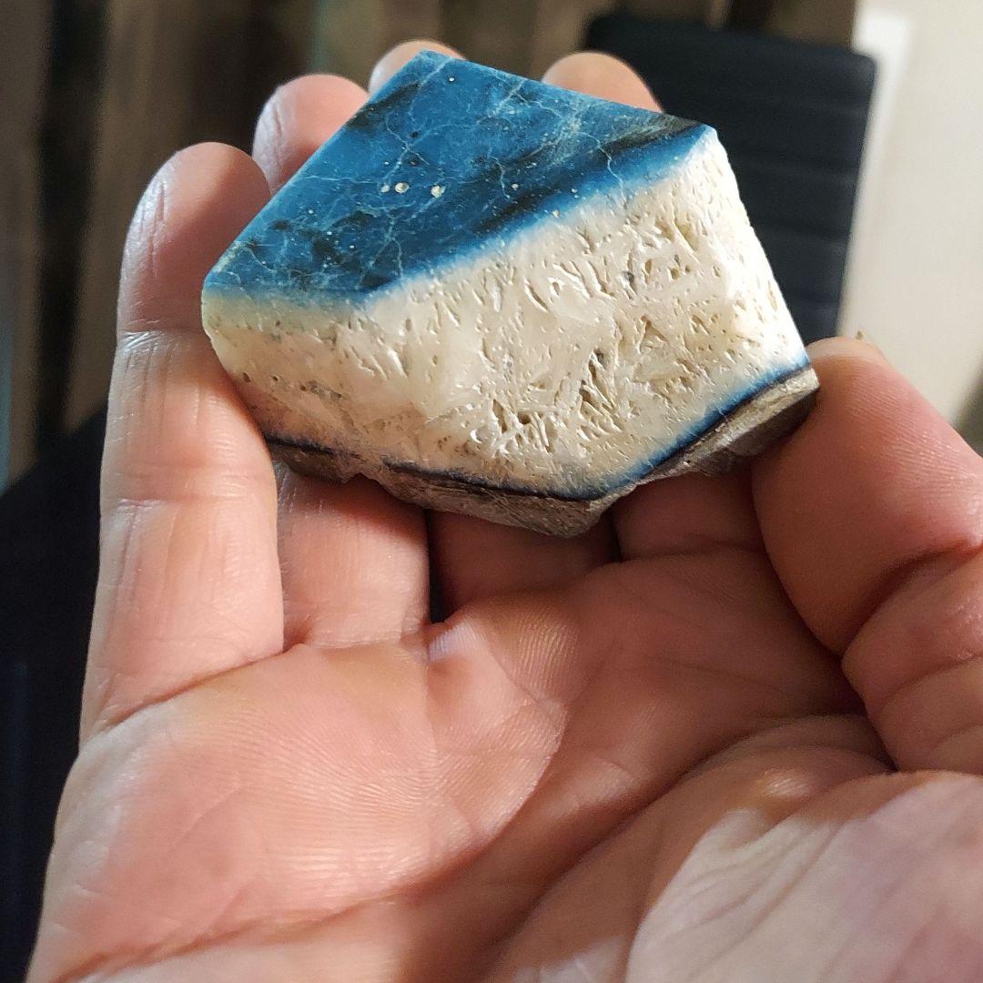 綺麗な星空カラーの激レア石ブルーアイス グレイシアライト原石表面