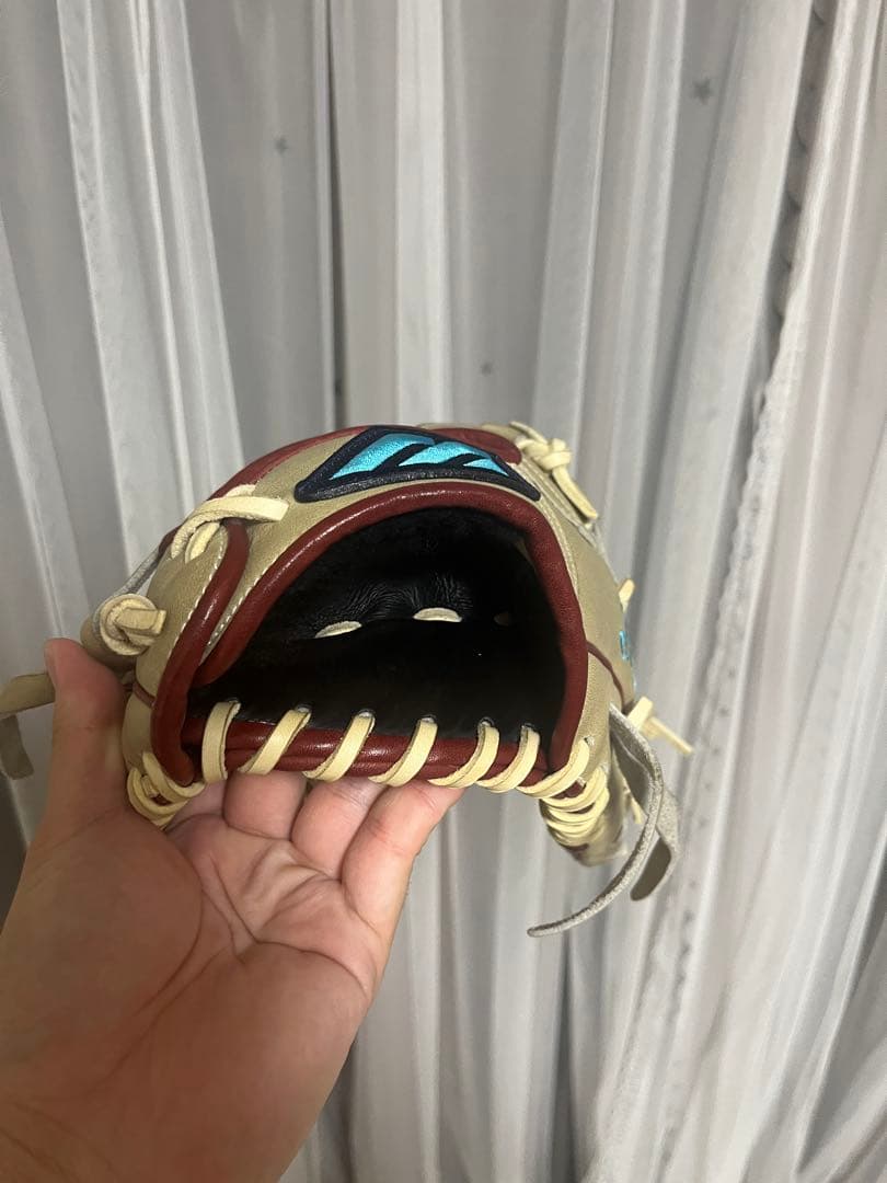 硬式ベージュグローブ Mロゴ付き