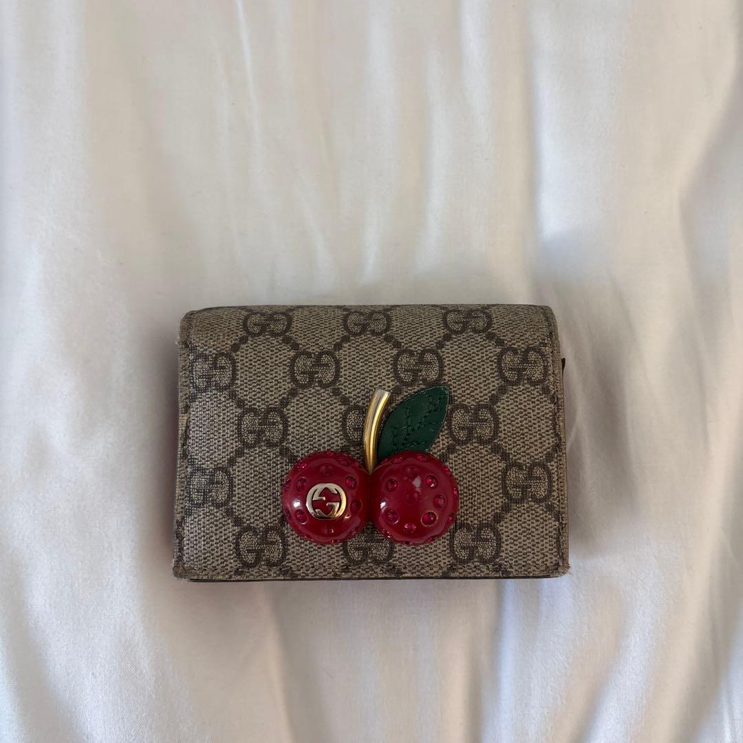 Gucci チェリー装飾 二つ折り財布 - メルカリ