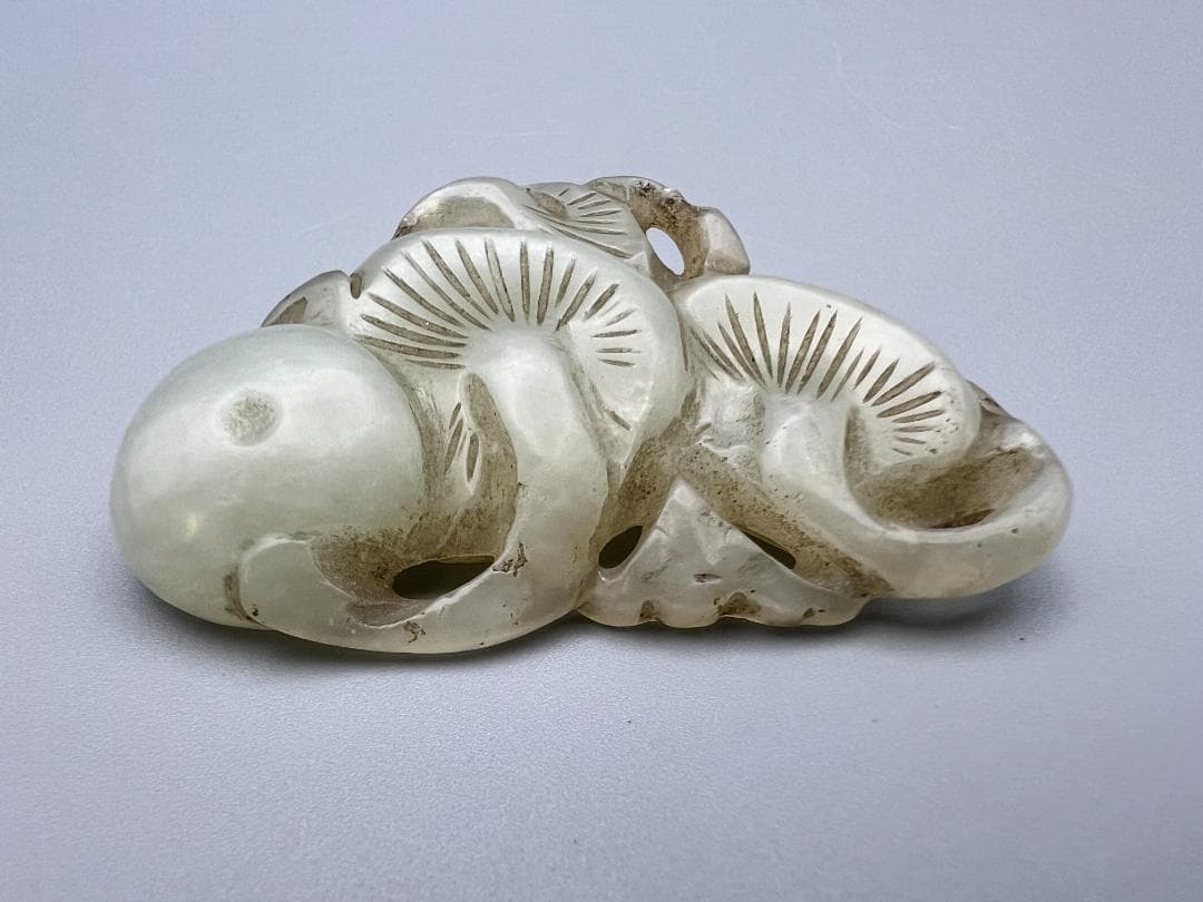 お酒大好き古玉　和田玉　松彫　根付　手彫　重量約22g