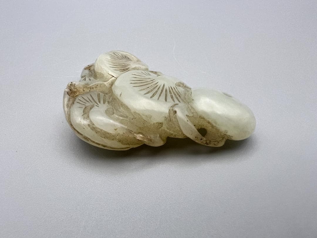 お酒大好き古玉　和田玉　松彫　根付　手彫　重量約22g