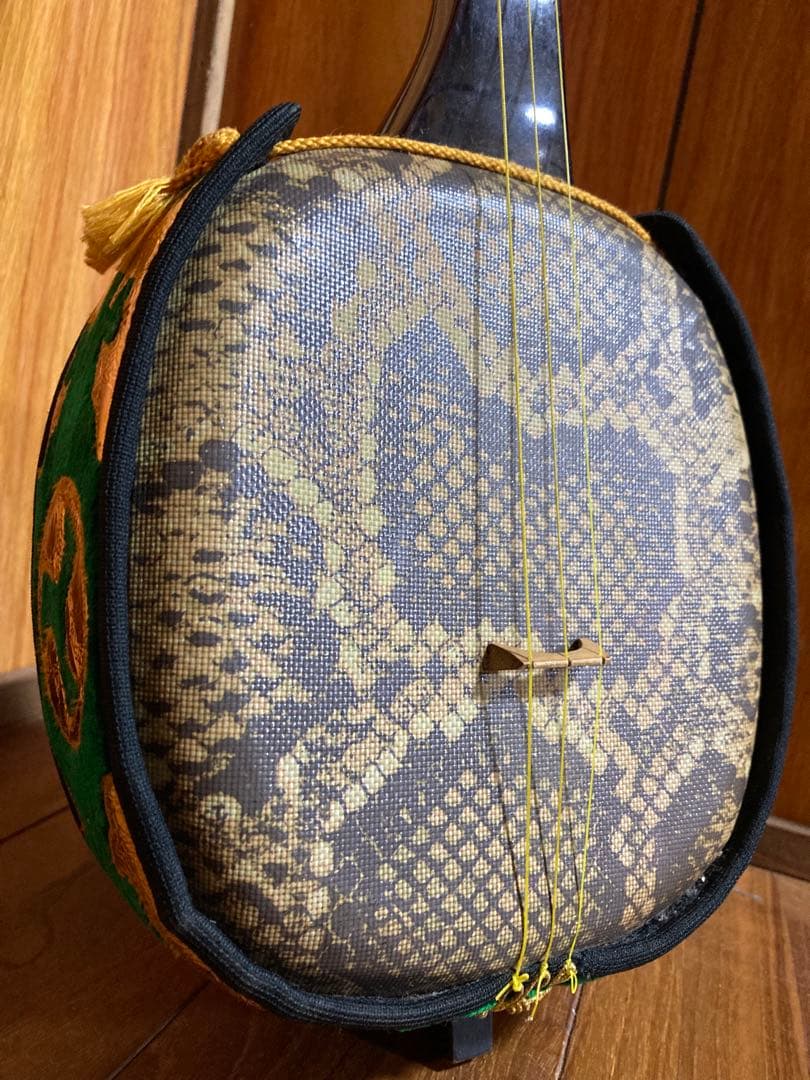 ち*ろ様 三線 本体 蛇皮 黒と金　人口革　ケース　鍵付き