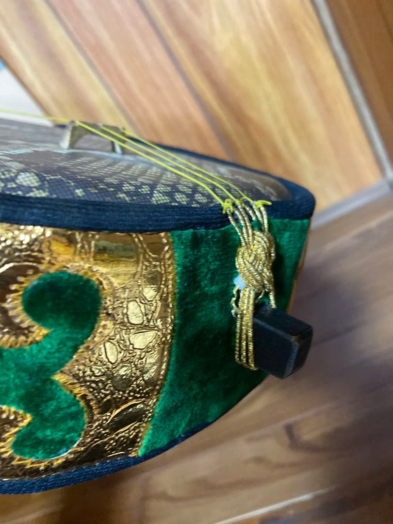 ち*ろ様 三線 本体 蛇皮 黒と金　人口革　ケース　鍵付き