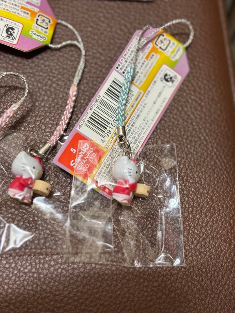 ハローキティ　ご当地限定グッズ ストラップ4個　チャーム11個　セット