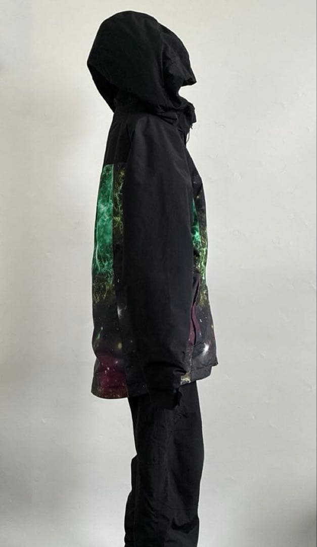 BURTON子ども用スノーボードウェア 上下セット宇宙柄黒　上S下M