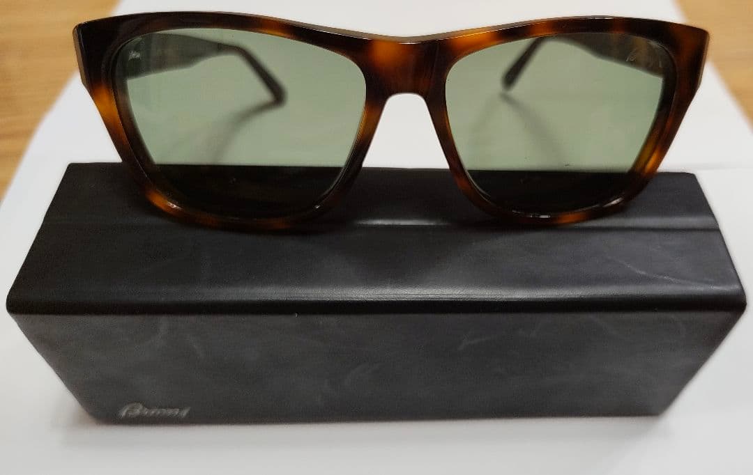 リ*ク様 『定価6以上』Brioni ブラウン キャットアイサングラス ケー