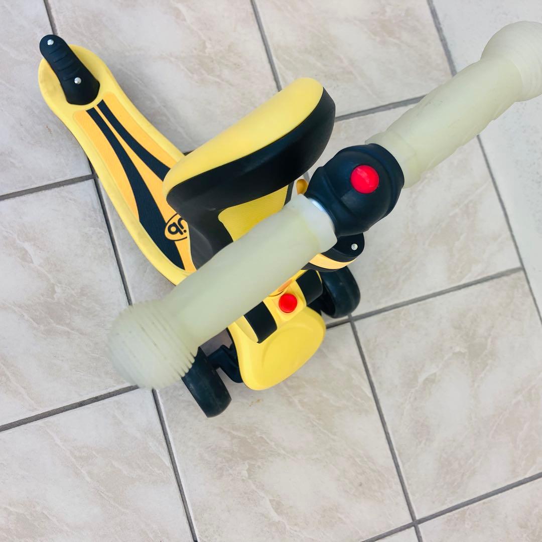 KÜB黄色い三輪スケーターホイール LEDライト 座ったり立ったりして乗れます