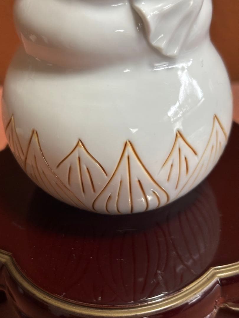 平戸三川内焼平戸松山作白磁鉄釉彫象形蓮葉文徳利　未使用　検献上陶工