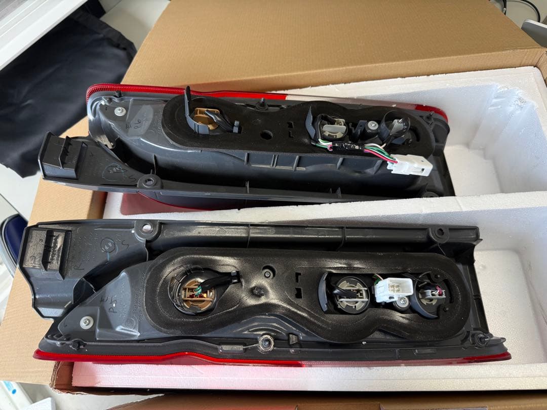 ハイエース2024年式、純正レッドテールランプ 左右セット