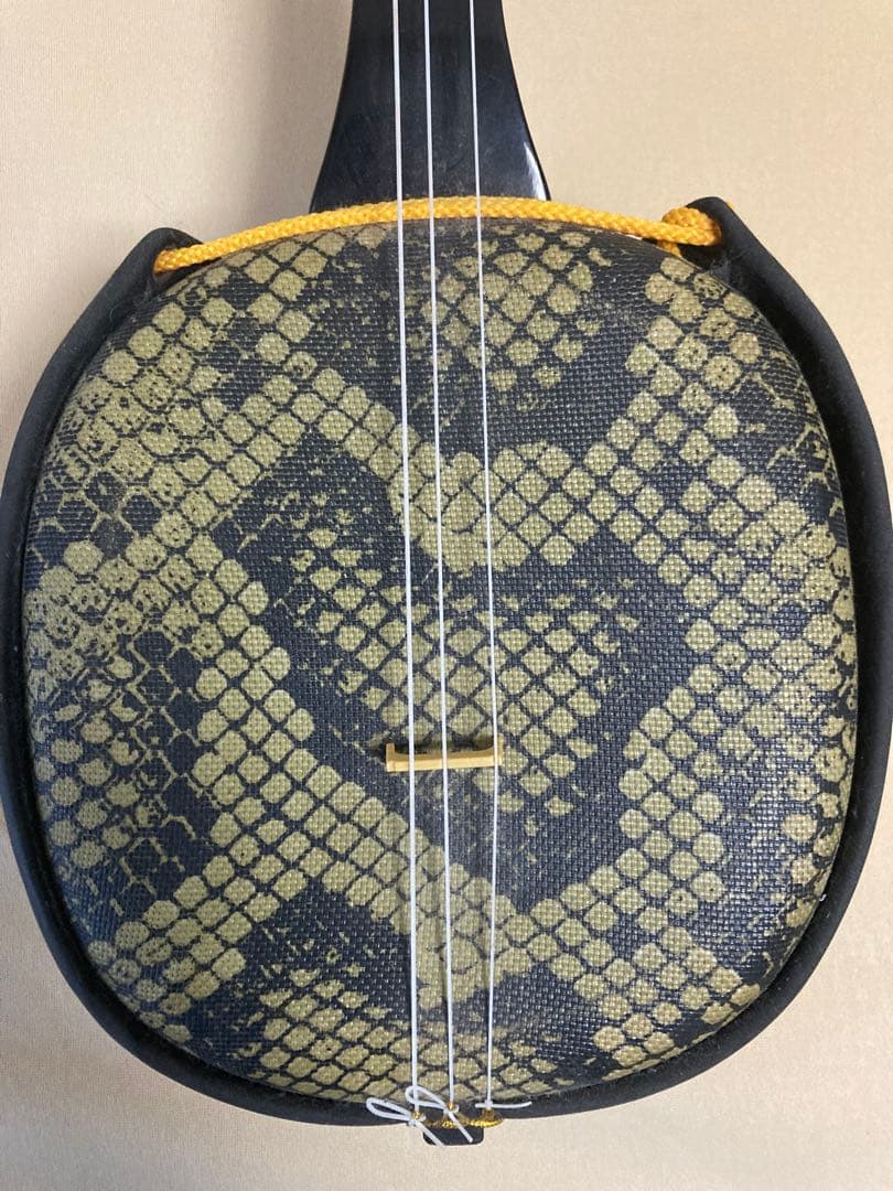 ア*ン様 三味線本体 合成皮革 ケース付き