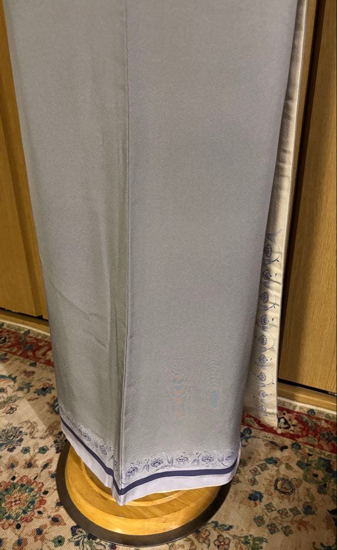 ほんのり茶味のグレー　 正絹　お洒落色無地　更紗の裾柄 共八掛　一つ縫紋　作家物