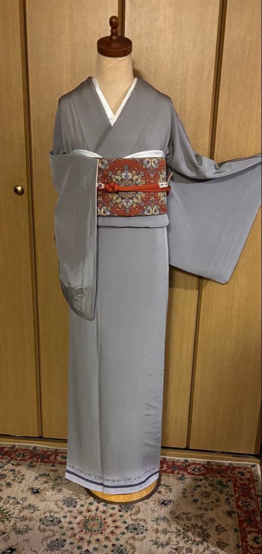 ほんのり茶味のグレー　 正絹　お洒落色無地　更紗の裾柄 共八掛　一つ縫紋　作家物