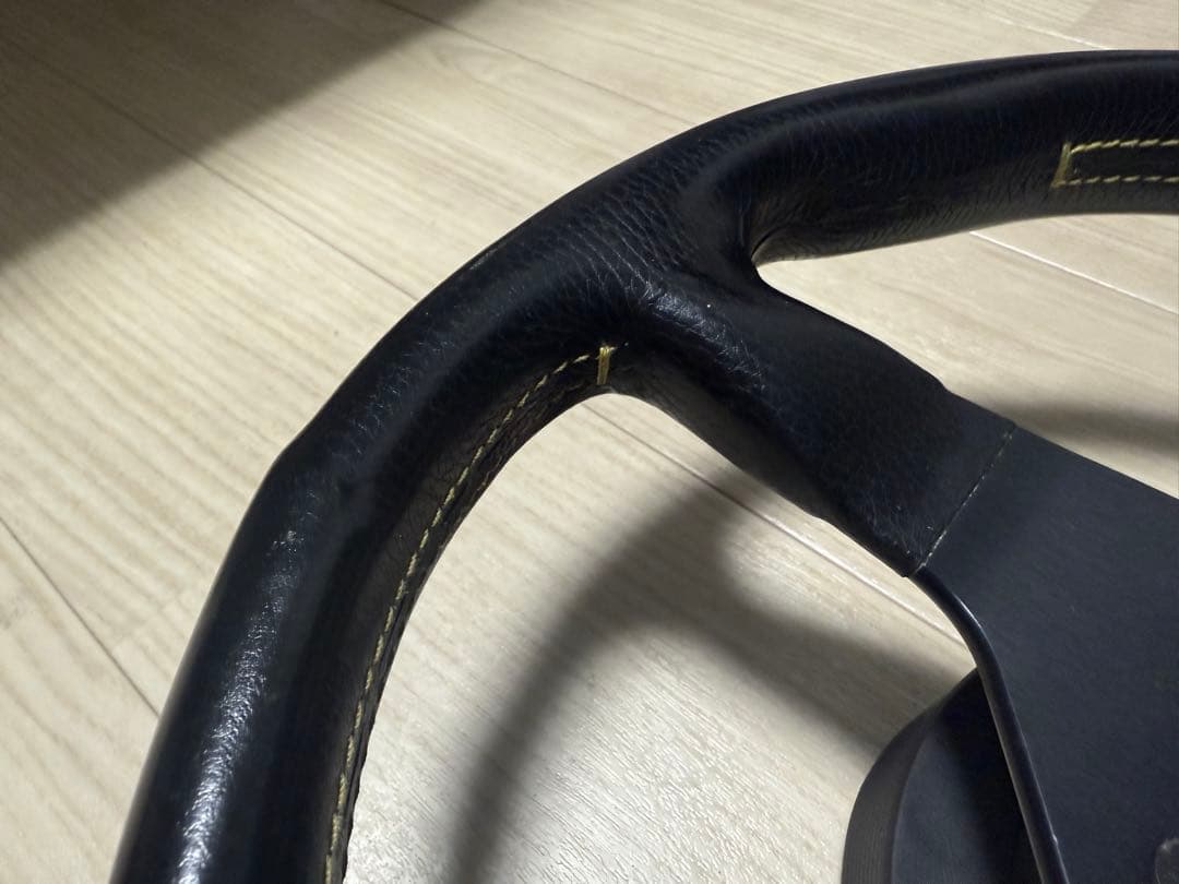 MOMO ステアリング　320mm 32π レザー ヴェローチェ？