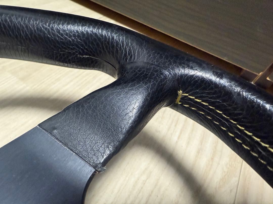 MOMO ステアリング　320mm 32π レザー ヴェローチェ？