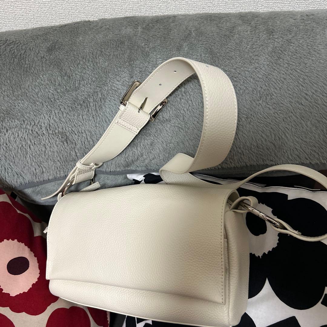 ビアズリーレザーボディバッグホワイト