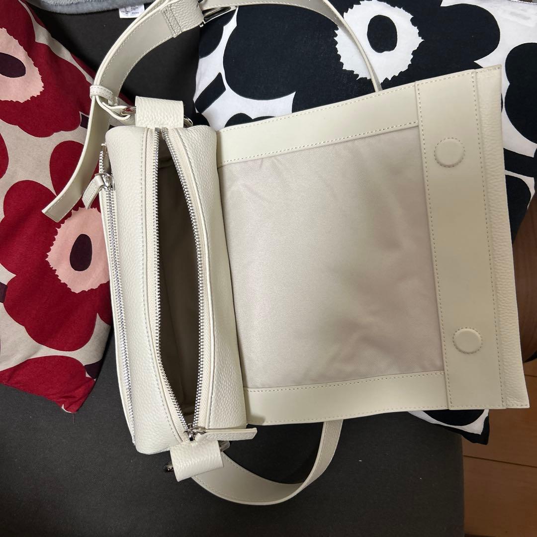 ビアズリーレザーボディバッグホワイト