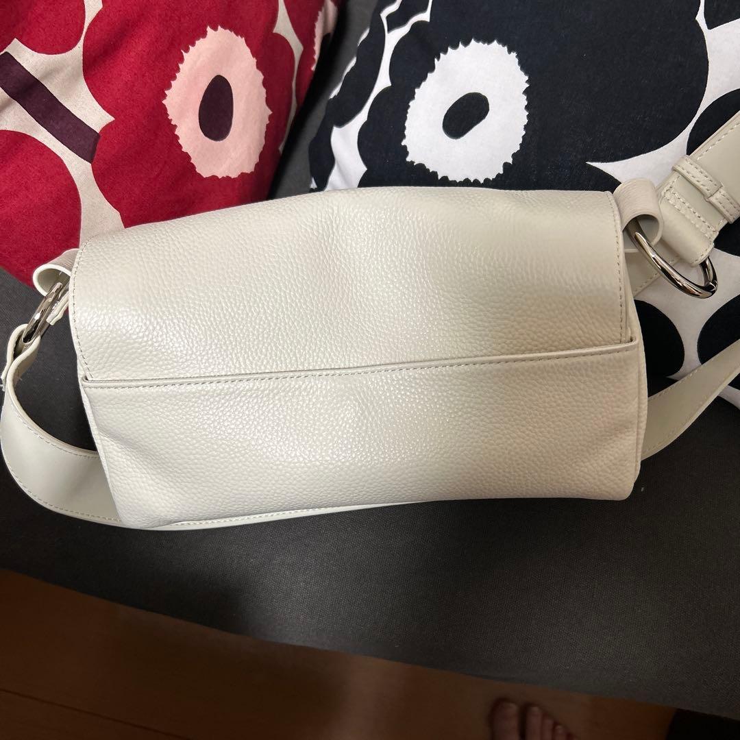 ビアズリーレザーボディバッグホワイト