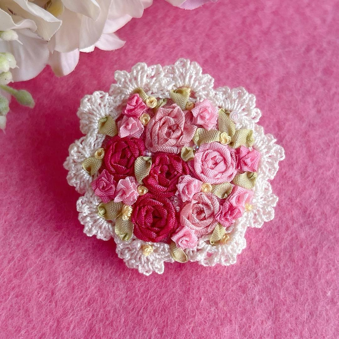 【感謝♡sale】リボン刺繍ブローチ　ハンドメイド　くるみボタン　2個