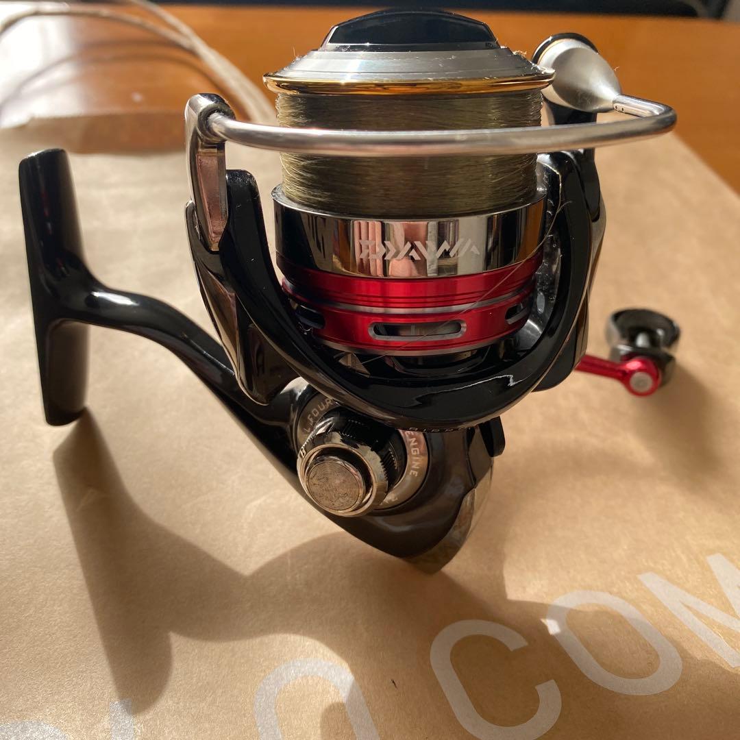 AEGIS 2506 スピニングリール 黒/赤　ダイワ