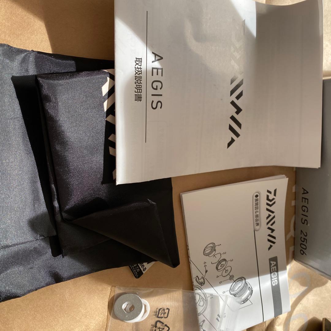 AEGIS 2506 スピニングリール 黒/赤　ダイワ