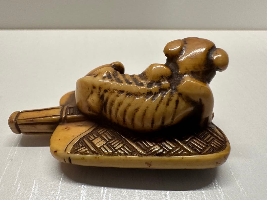 根付　扇の上の犬の値付　江戸時代