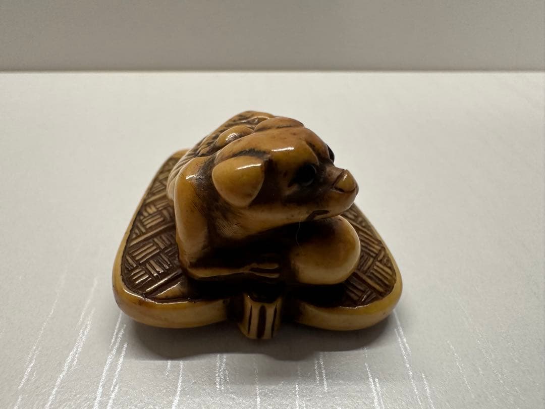 根付　扇の上の犬の値付　江戸時代