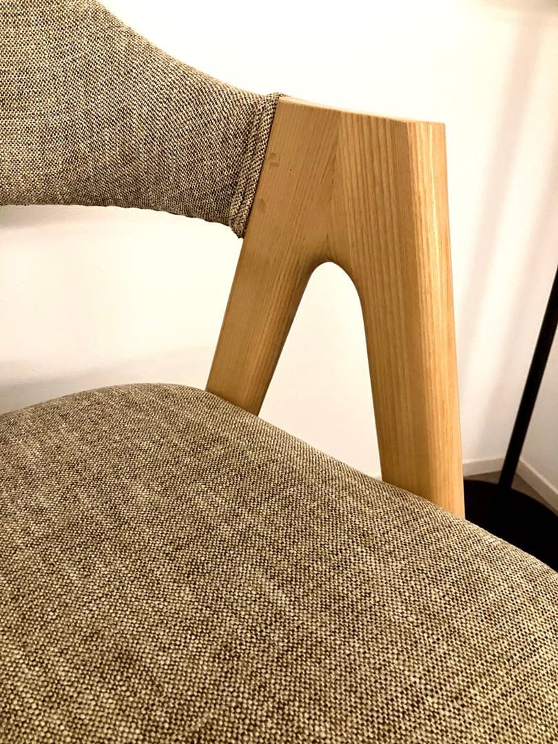 美品 天然木 無垢 ダイニングチェア 椅子 一脚 ブラス 木製脚 ベージュ張地